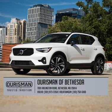 2023 Volvo XC40 B5 Plus Dark Theme