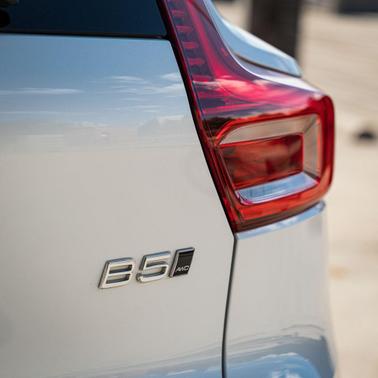 2023 Volvo XC40 B5 Plus Dark Theme