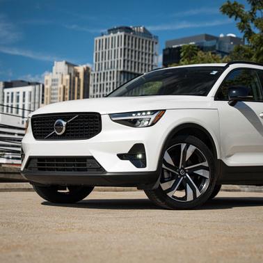 2023 Volvo XC40 B5 Plus Dark Theme