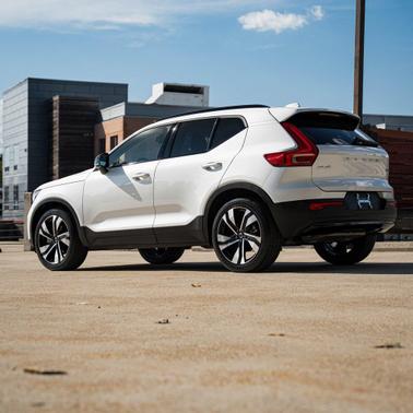 2023 Volvo XC40 B5 Plus Dark Theme