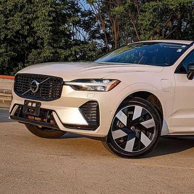 Crystal White 2024 Volvo XC60 Plus