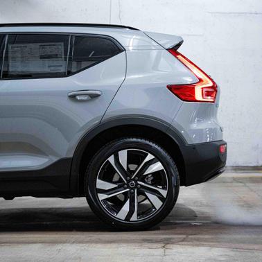 2026 Volvo XC40 Ultra, B5 AWD Gas (mild hybrid), Dark