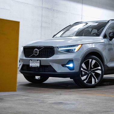 2026 Volvo XC40 Ultra, B5 AWD Gas (mild hybrid), Dark