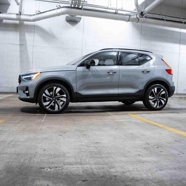 2026 Volvo XC40 Ultra, B5 AWD Gas (mild hybrid), Dark