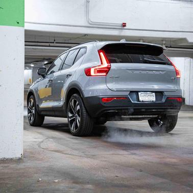 2026 Volvo XC40 Ultra, B5 AWD Gas (mild hybrid), Dark