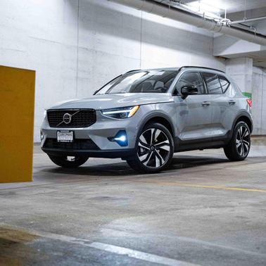 2026 Volvo XC40 Ultra, B5 AWD Gas (mild hybrid), Dark