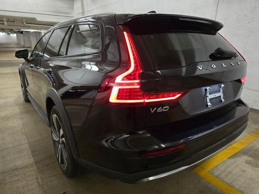2025 Volvo V60 Cross Country Plus, B5 AWD Gas (mild hybrid)