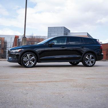 2025 Volvo V60 Cross Country Plus, B5 AWD Gas (mild hybrid)