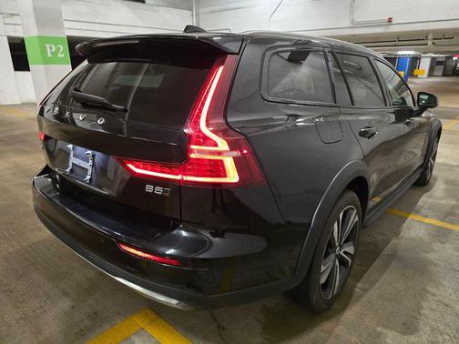 2025 Volvo V60 Cross Country Plus, B5 AWD Gas (mild hybrid)