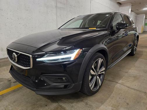 2025 Volvo V60 Cross Country Plus, B5 AWD Gas (mild hybrid)