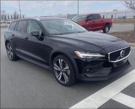 2025 Volvo V60 Cross Country Plus, B5 AWD Gas (mild hybrid)