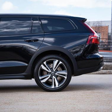 2025 Volvo V60 Cross Country Plus, B5 AWD Gas (mild hybrid)