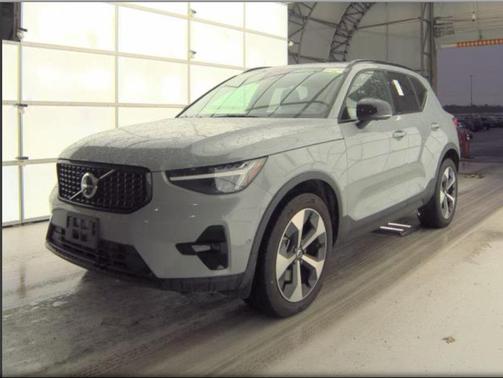 2025 Volvo XC40 B5 Plus Dark Theme