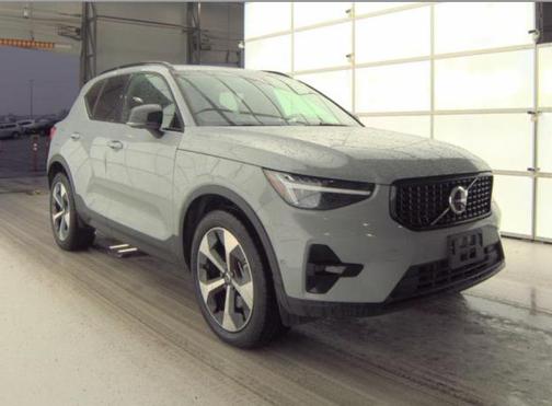 2025 Volvo XC40 B5 Plus Dark Theme
