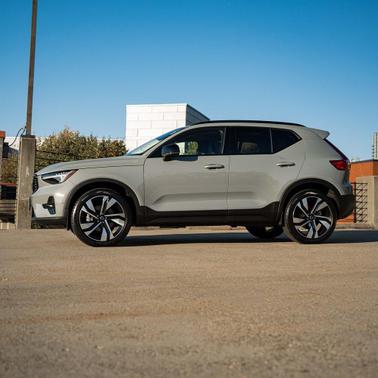 2024 Volvo XC40 B5 Plus Dark Theme