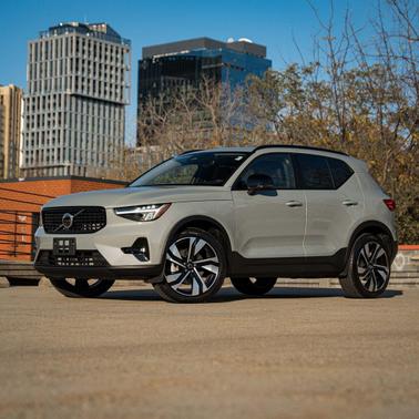 2024 Volvo XC40 B5 Plus Dark Theme