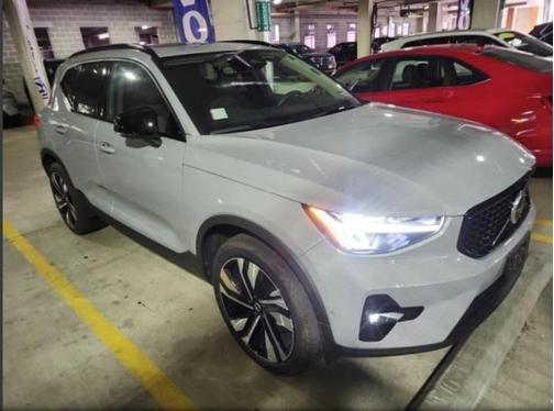 2024 Volvo XC40 B5 Plus Dark Theme