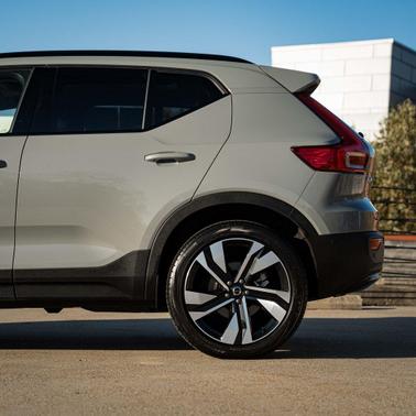 2024 Volvo XC40 B5 Plus Dark Theme