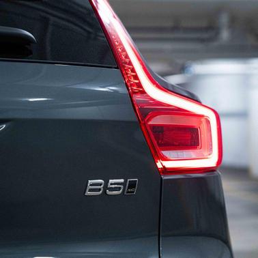 2026 Volvo XC40 B5 Core Dark Theme