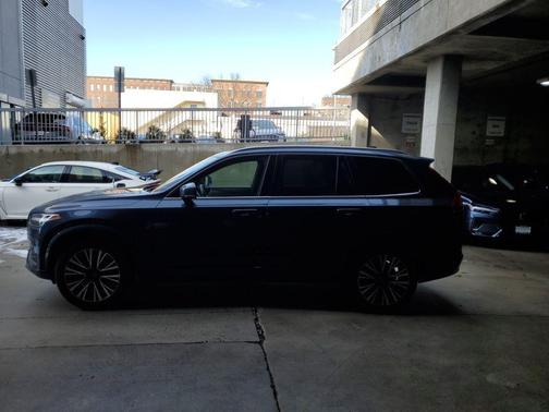 2022 Volvo XC90 T5 Momentum