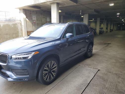 2022 Volvo XC90 T5 Momentum