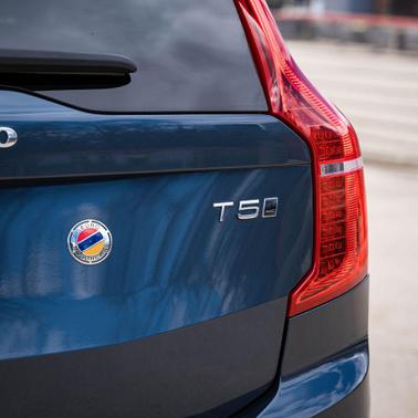 2022 Volvo XC90 T5 Momentum