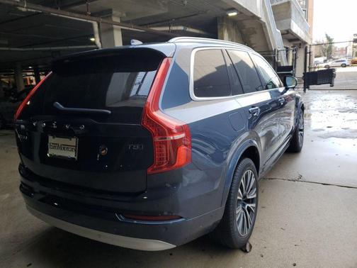 2022 Volvo XC90 T5 Momentum