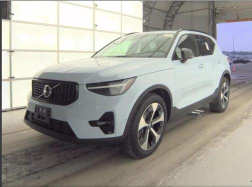 2025 Volvo XC40 B5 Plus Dark Theme