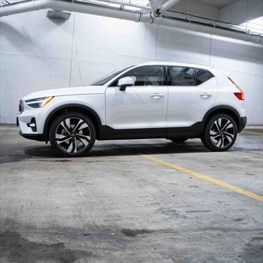 2025 Volvo XC40 B5 Ultra Bright Theme