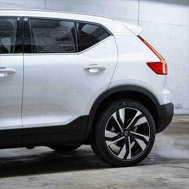 2025 Volvo XC40 B5 Ultra Bright Theme