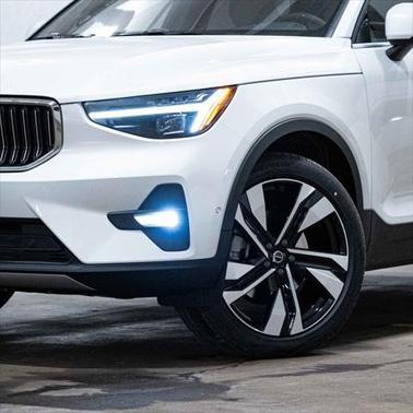 2025 Volvo XC40 B5 Ultra Bright Theme