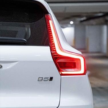 2025 Volvo XC40 B5 Ultra Bright Theme