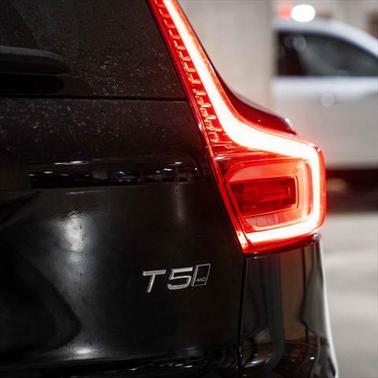 2022 Volvo XC40 T5 R-Design