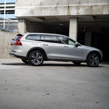 2025 Volvo V60 Cross Country B5 Plus