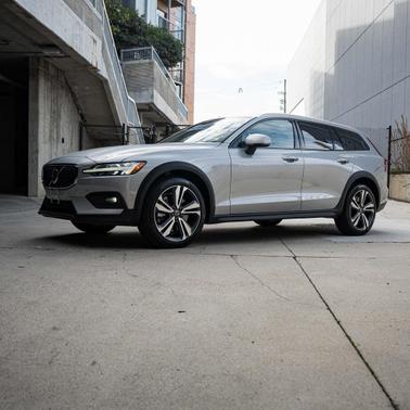2025 Volvo V60 Cross Country B5 Plus