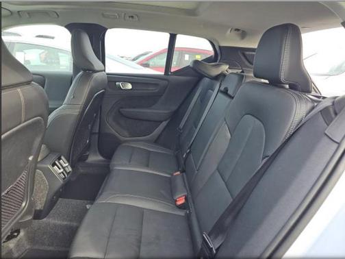 2025 Volvo XC40 B5 Core Bright Theme