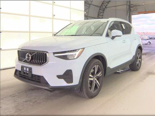 2025 Volvo XC40 B5 Core Bright Theme