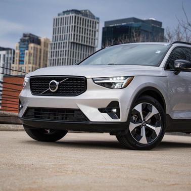 2025 Volvo XC40 B5 Plus Dark Theme