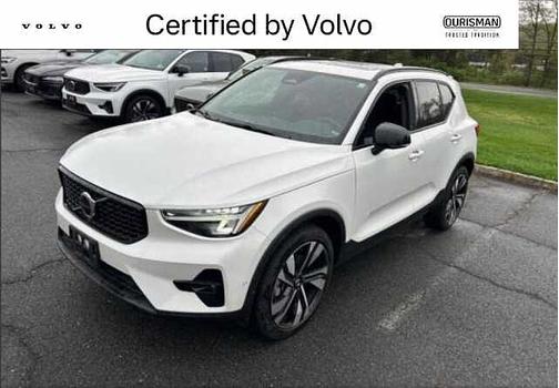 Crystal White 2023 Volvo XC40 Plus
