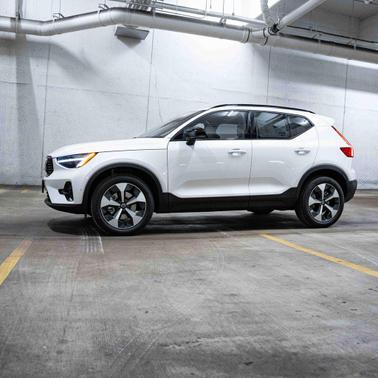 2026 Volvo XC40 Plus, B5 AWD Gas (mild hybrid), Dark