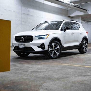 2026 Volvo XC40 Plus, B5 AWD Gas (mild hybrid), Dark