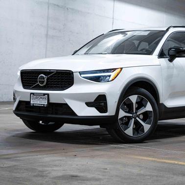 2026 Volvo XC40 Plus, B5 AWD Gas (mild hybrid), Dark