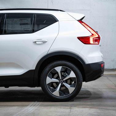 2026 Volvo XC40 Plus, B5 AWD Gas (mild hybrid), Dark