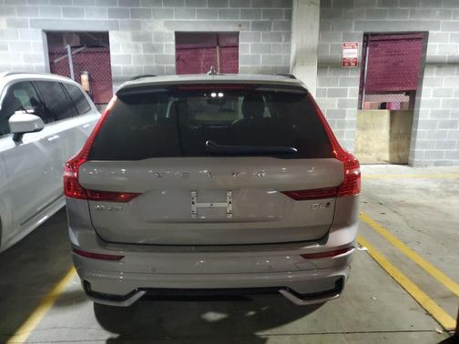 2023 Volvo XC60 B6 Ultimate Dark Theme