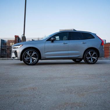 2023 Volvo XC60 B6 Ultimate Dark Theme