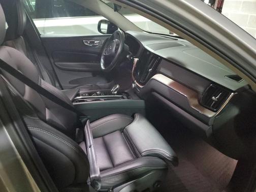 2023 Volvo XC60 B6 Ultimate Dark Theme