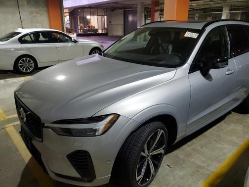 2023 Volvo XC60 B6 Ultimate Dark Theme