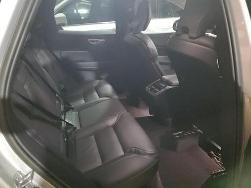 2023 Volvo XC60 B6 Ultimate Dark Theme