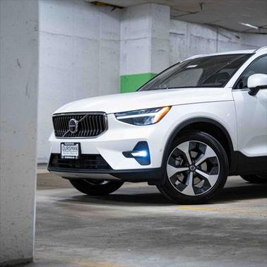 2025 Volvo XC40 B5 Plus Bright Theme