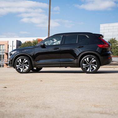 2024 Volvo XC40 B5 Plus Dark Theme